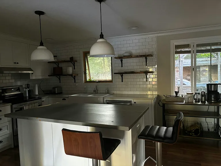 Custom Kitchen: Island w/Storage, Stainless-Steel Appliances, Crown Mouldings, Beverages