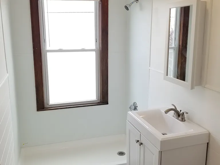  127 Burnside Ave 2ndFlr 2B/1B FreshPaint Spacious NewerFloors PetsOK — Photo 8