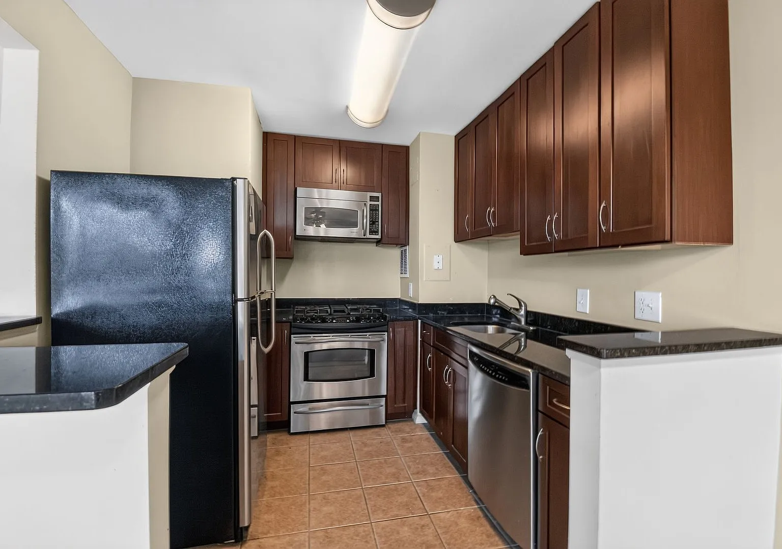 Light-filled 1Bd/1Bth in West End Condos in Alexandria! — Photo 2
