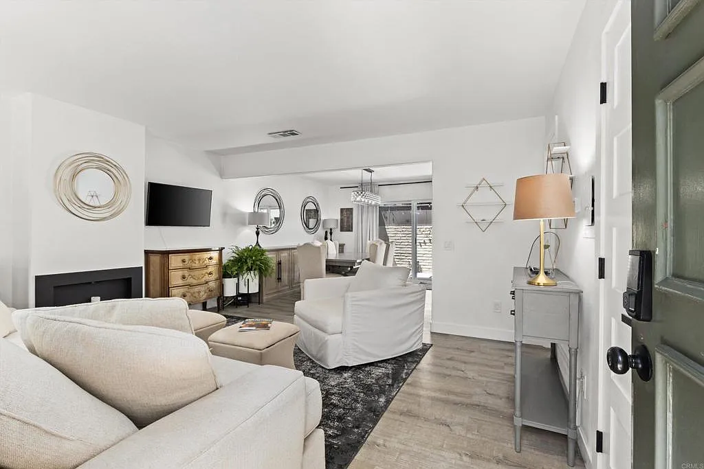 2 bed, 1.5 bath, 1150 sqft, $5,000 — Photo 3