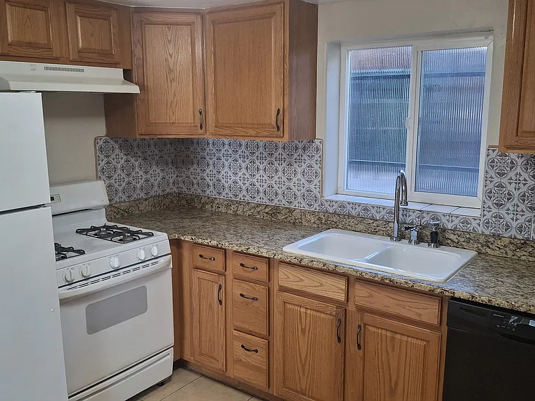 1535 Hudson St #6 — Photo 8
