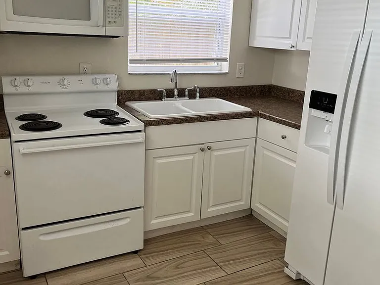 208 Pierce Ave — Photo 3