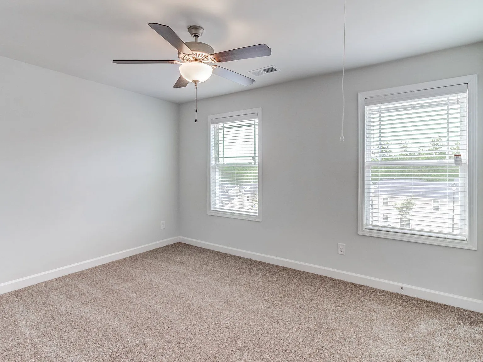2 bed, 2.5 bath, 1054 sqft, $1,560 — Photo 1
