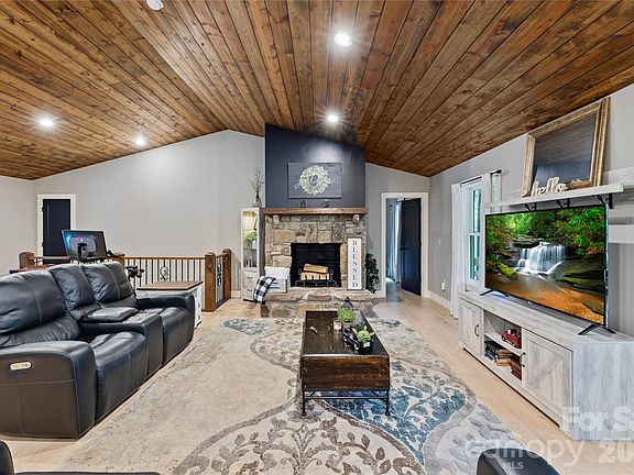 5th image of 185 Ben Nevis Rd