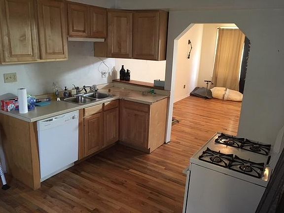 4th image of 3939 N Paulina St APT Coach