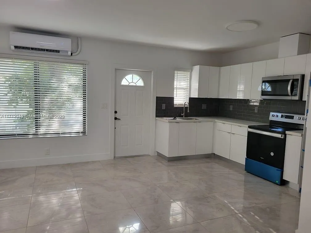 2 bed, 1.0 bath, $2,300 — Photo 1