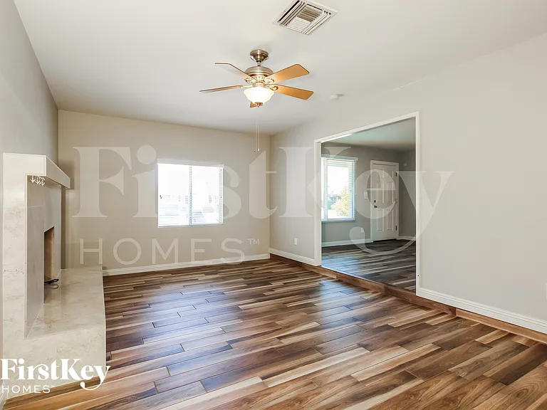 1812 W Morten Ave — Photo 3