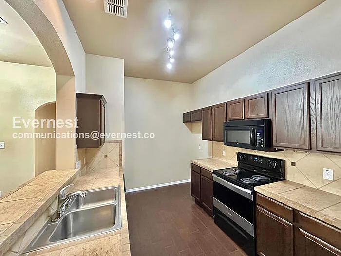 1335 Piedmont Dr — Photo 2