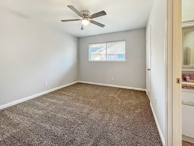 9206 Sharpview Dr — Photo 17