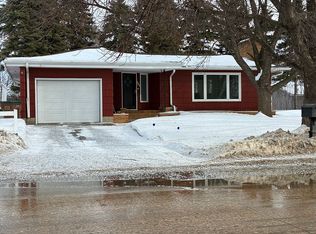 305 S Main St, Drayton, ND 58225