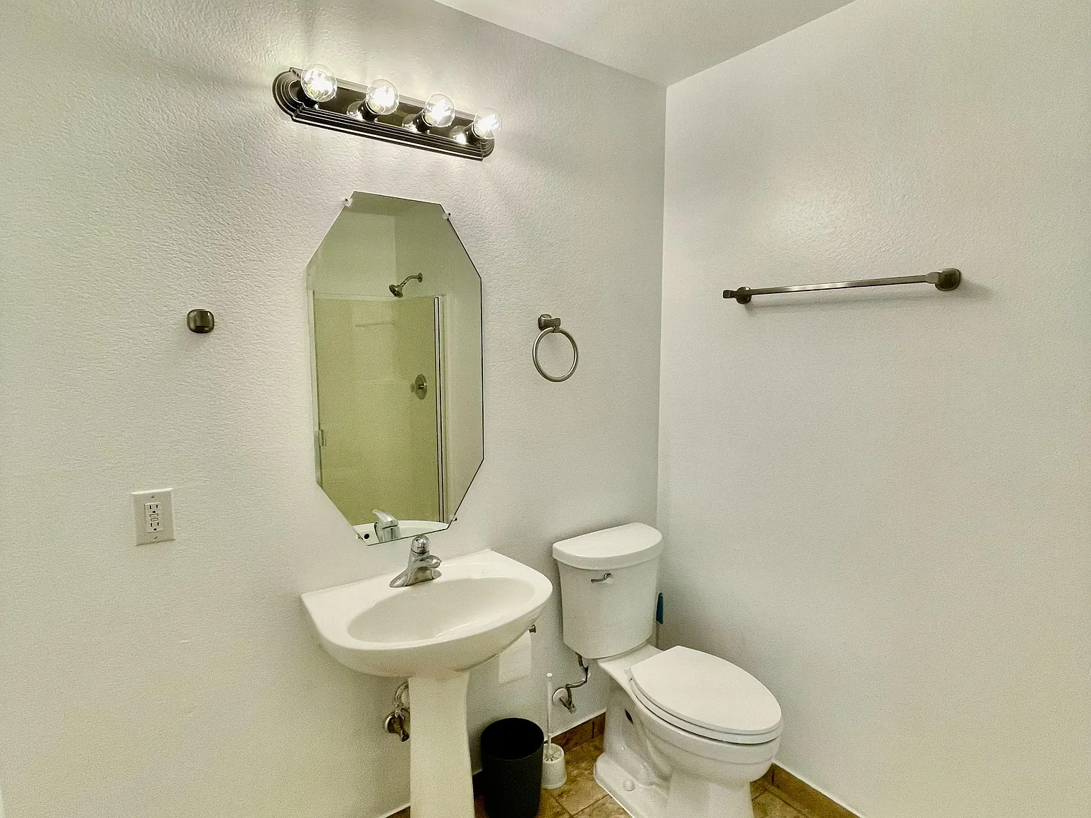 4 bed, 3.0 bath, 1727 sqft, $1,035 — Photo 3