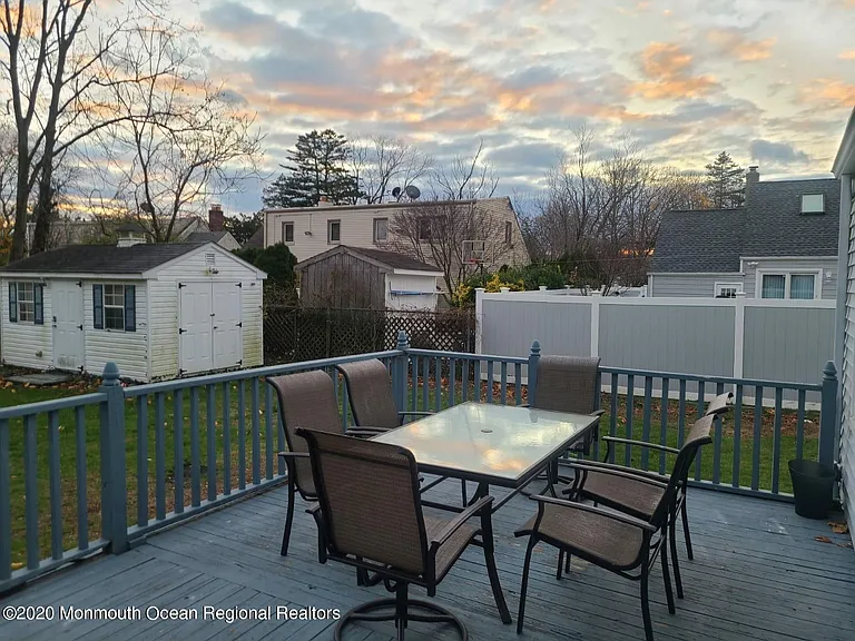328 Jersey Ave — Photo 4