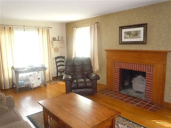 3rd image of 783 Crestview Dr