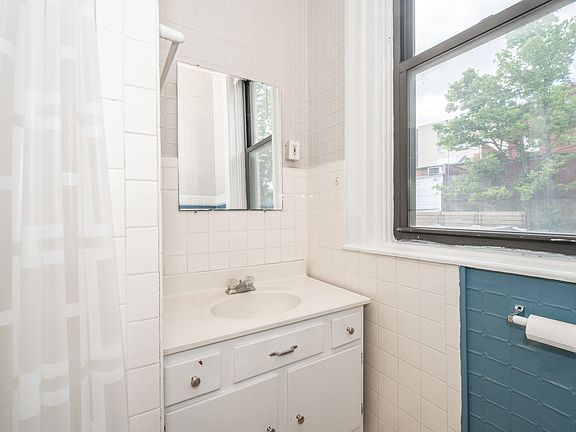 3rd image of 120 Lyon St APT 3