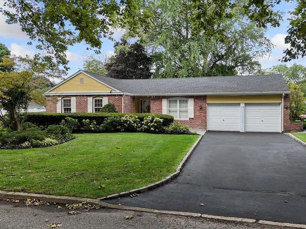 10 Cardiff Run, Mount Sinai, NY 11766