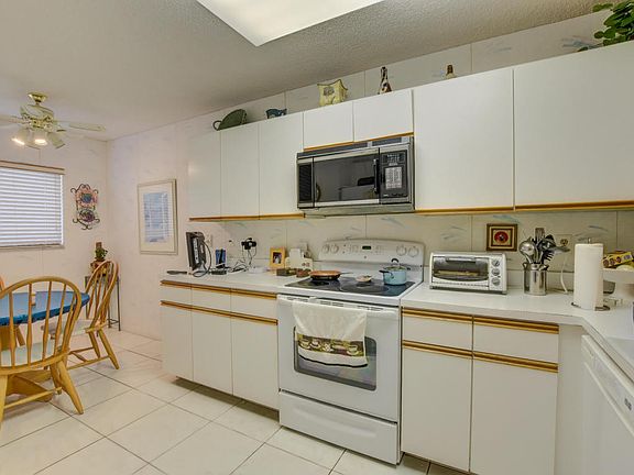 3rd image of 5550 Witney Dr APT 305