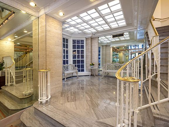 4th image of 101 W 55th St #402