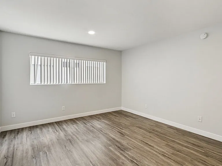 960 N. Alfred — Photo 32