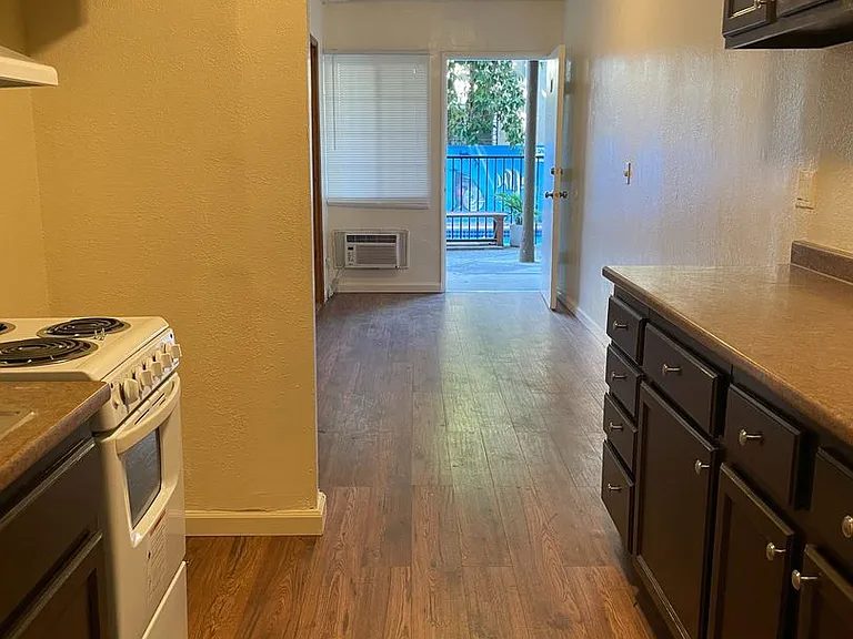 Hollywood & Highland Walkable Apartment Community — Photo 19