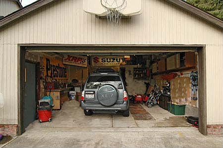 Garage with Pit and extra room for a shop