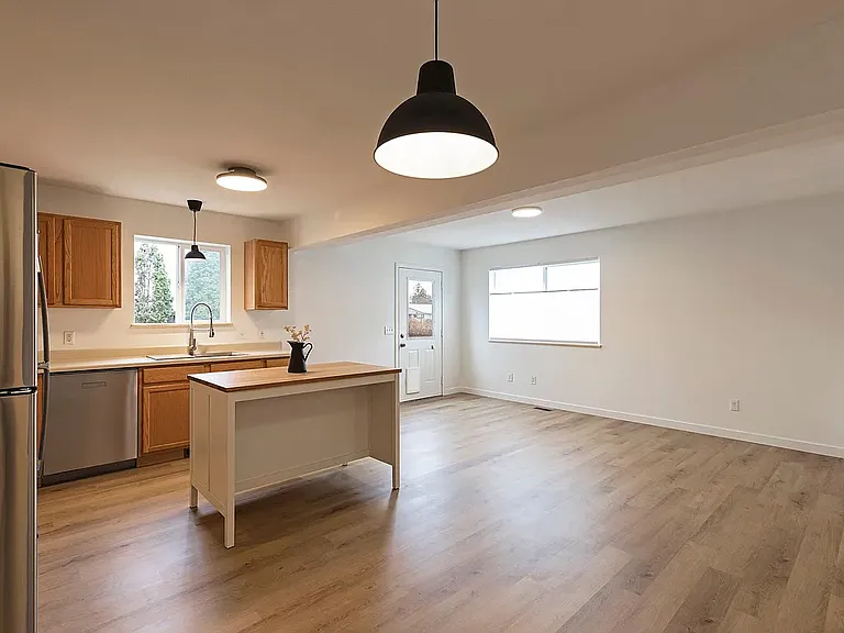 909 Defoe St #A — Photo 3