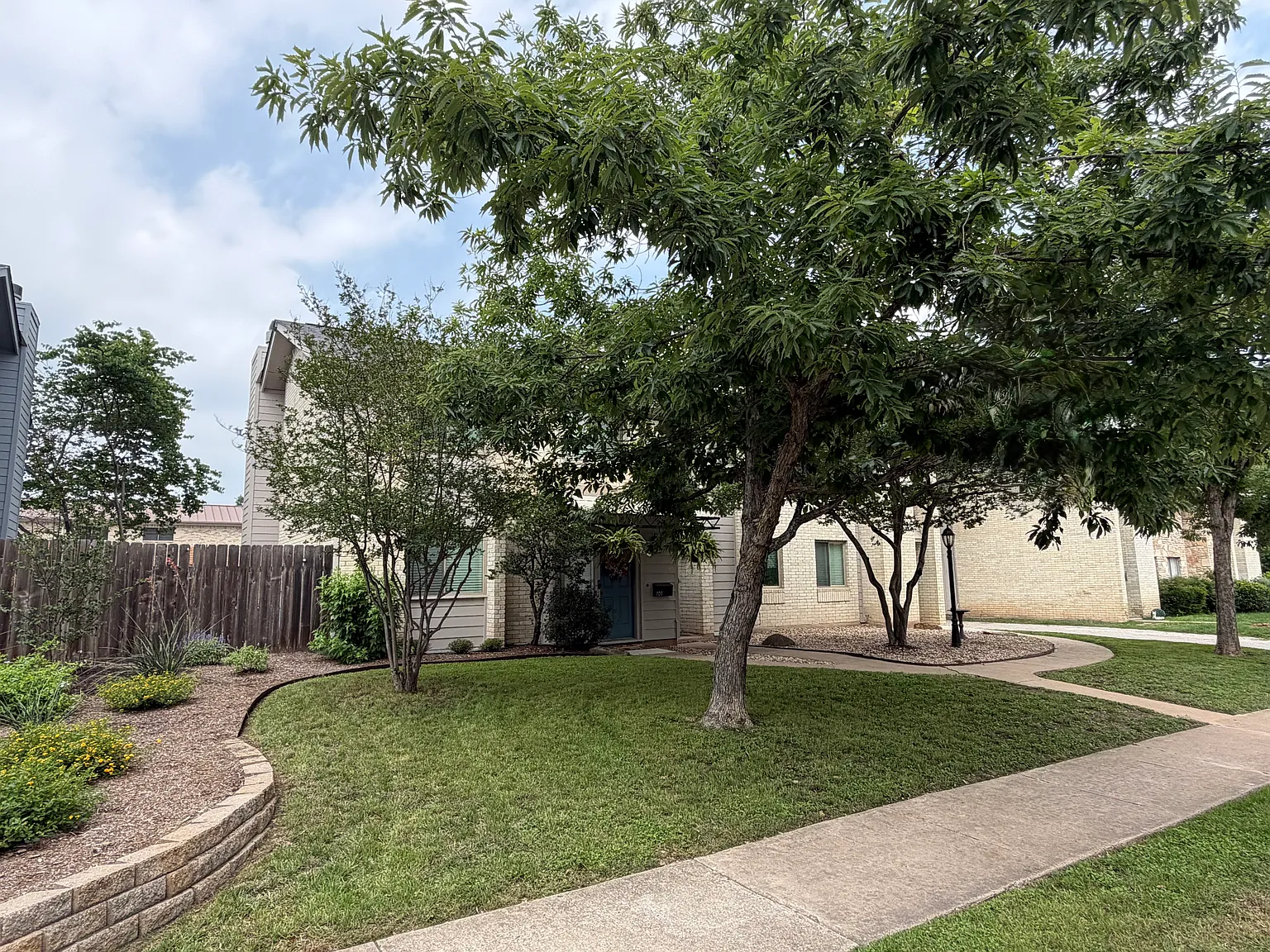 2 bed, 1.5 bath, 1000 sqft, $1,550 — Photo 3