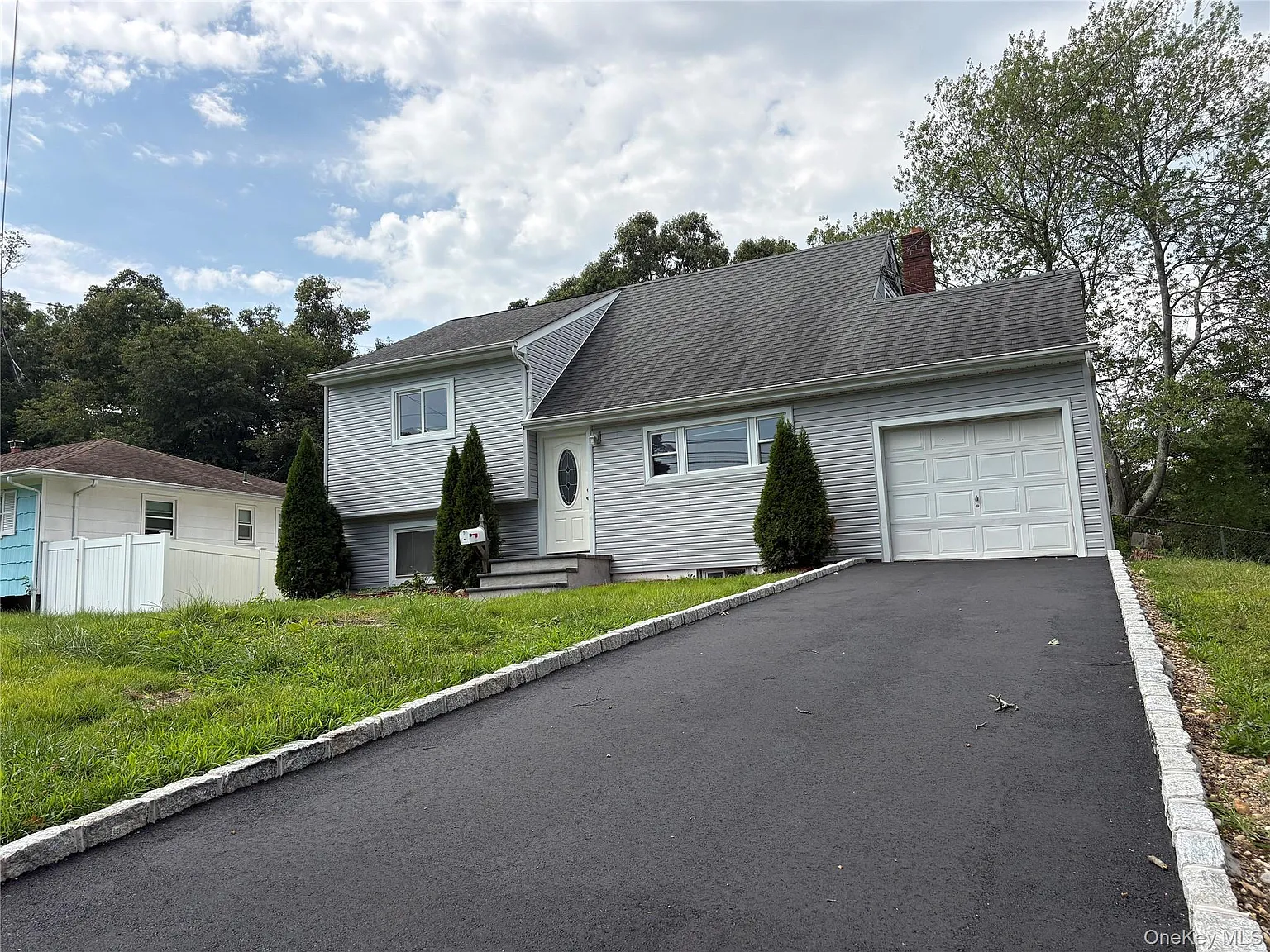 3 bed, 2.0 bath, 1382 sqft, $3,950 — Photo 3