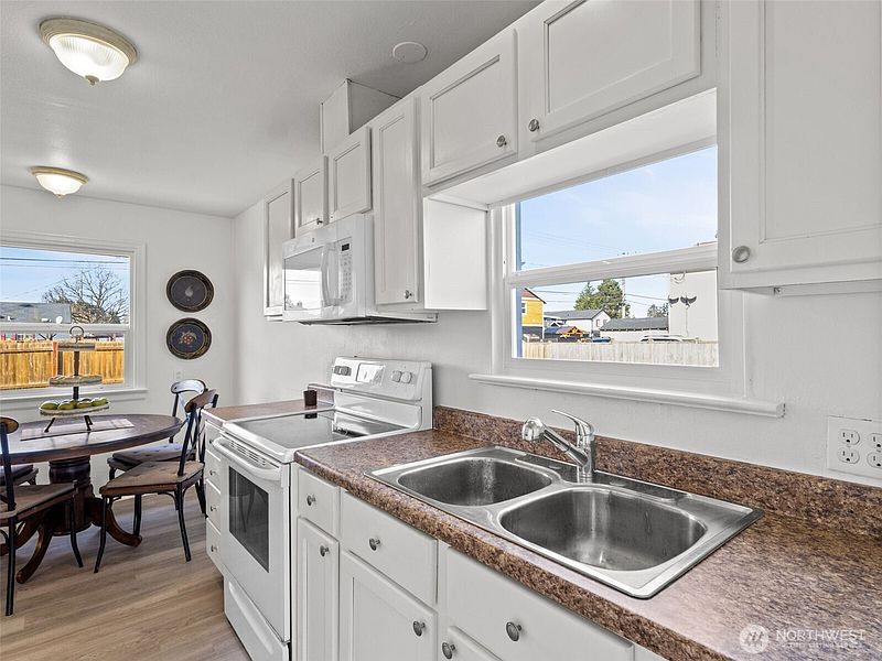 5th image of 6802 S Oakes Street