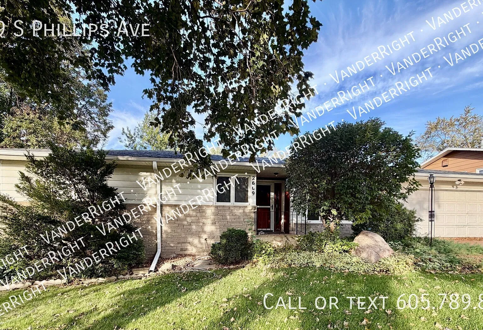 Spacious 3-Bedroom Home with Fenced Backyard, Deck & Attached Garage! — Photo 1
