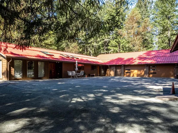 1698 Millstream Rd, Highlands, BC V9B 6E7