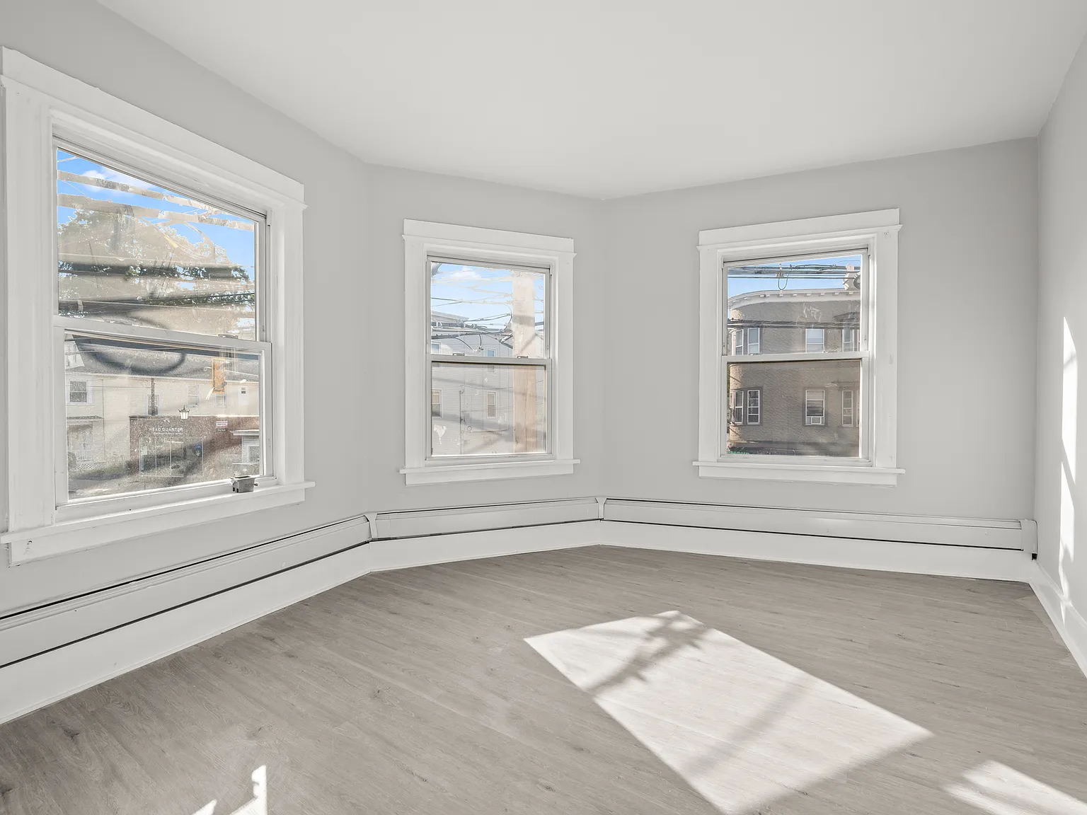 3 bed, 1000 sqft, $2,400 — Photo 3