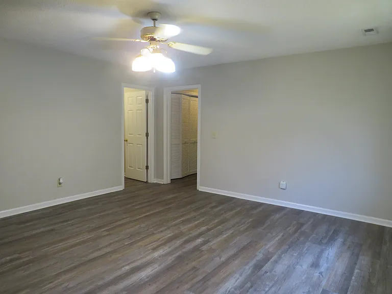2207 Annandale Dr — Photo 2