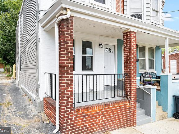 2nd image of 1351 Oak St