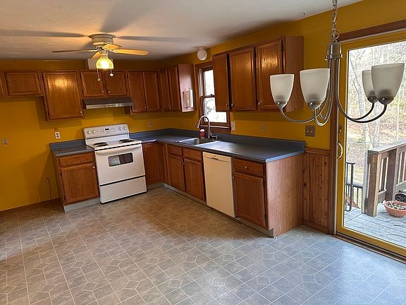 3rd image of 16 Reed Farm Rd