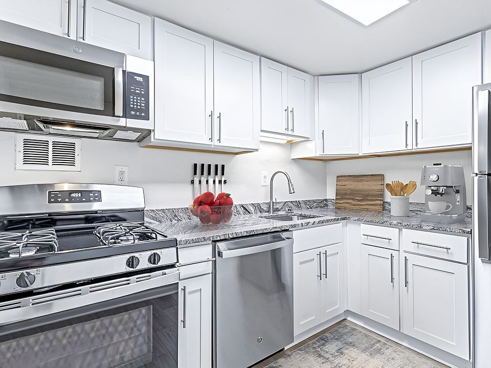 Updated Kitchen with Stainless Steel, Gas Cooking and modern cabinetry