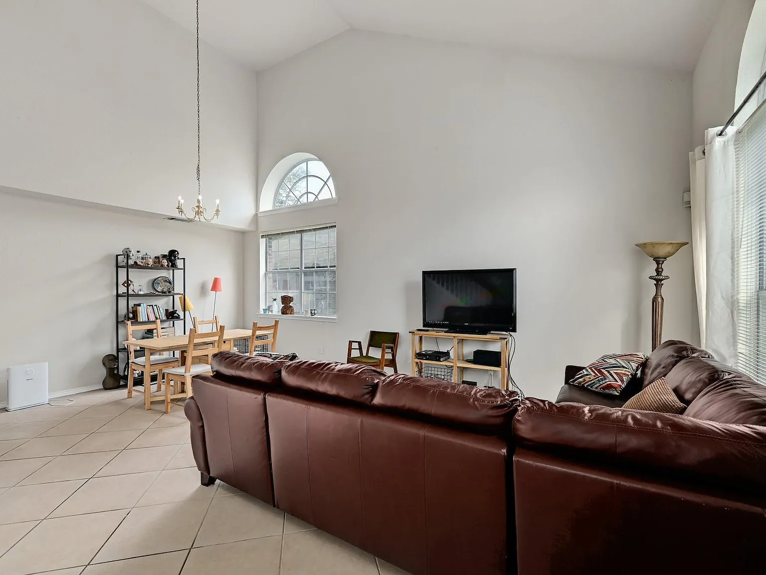 4 bed, 2.5 bath, 2364 sqft, $2,700 — Photo 4