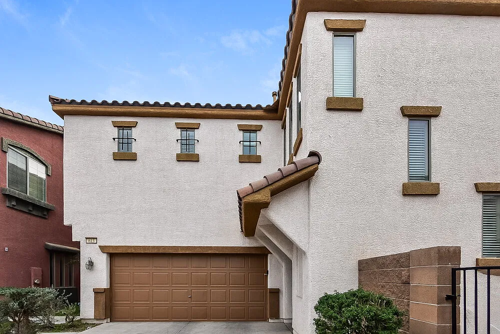 3 bed, 2.5 bath, 2460 sqft, $2,470 — Photo 1