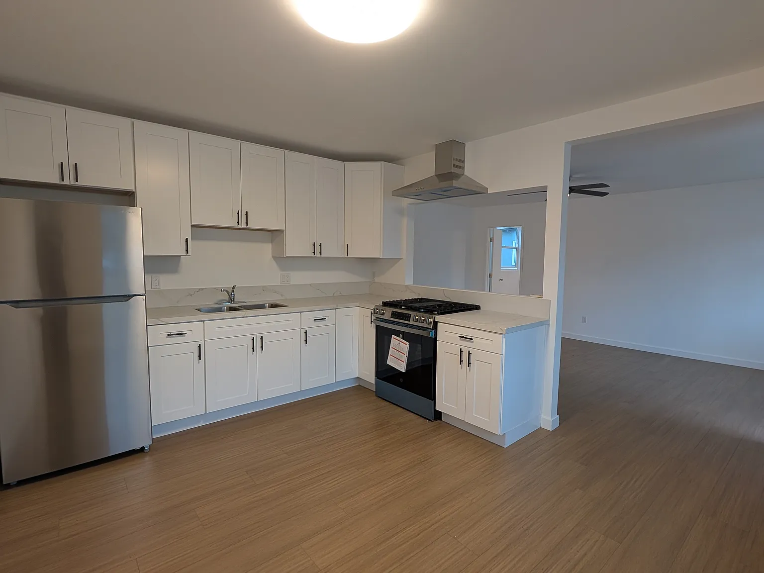 3 bed, 850 sqft, $2,975 — Photo 3