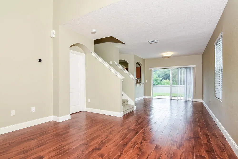 4 bed, 2.5 bath, 2122 sqft, $4,240 — Photo 2
