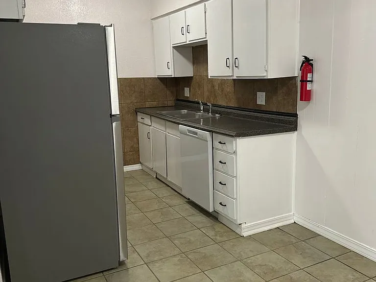 West Towne Apartments — Photo 22