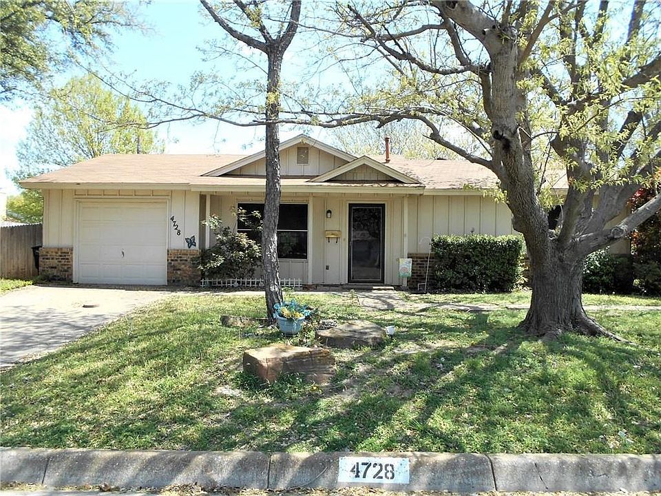 Front of house, 1 Car Garage, Shade Trees