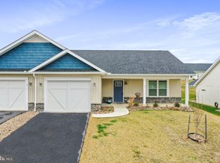 613 Dripping Spring Dr, Hedgesville, WV 25427