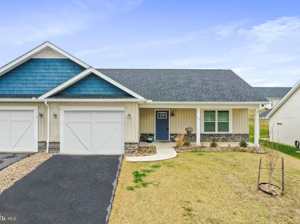 613 Dripping Spring Dr, Hedgesville, WV 25427