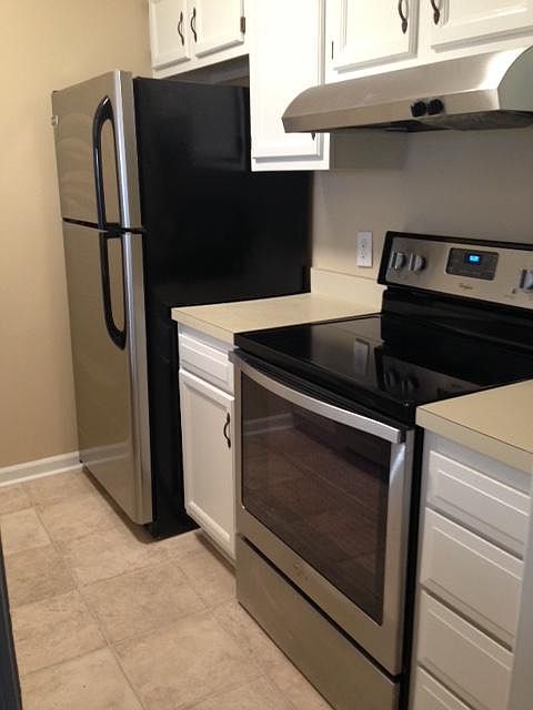 Kitchen w/new flooring and appliances (range and fridge)