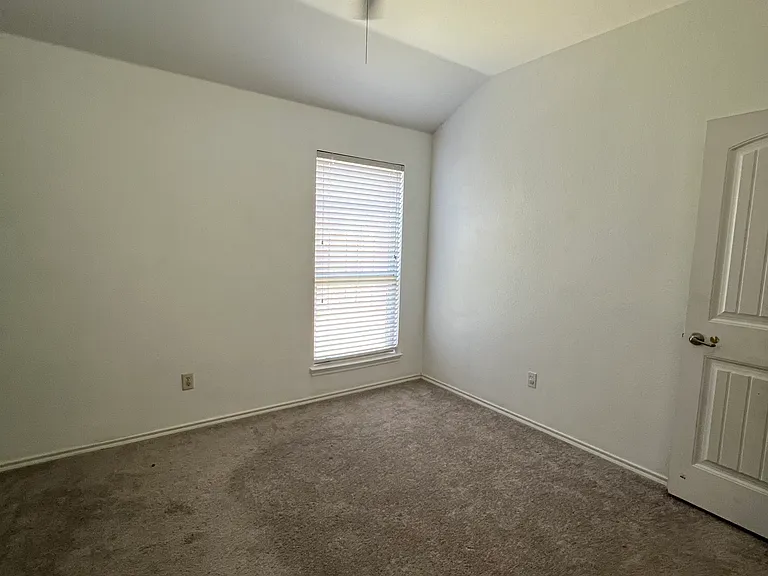 205 Elm Grv — Photo 14