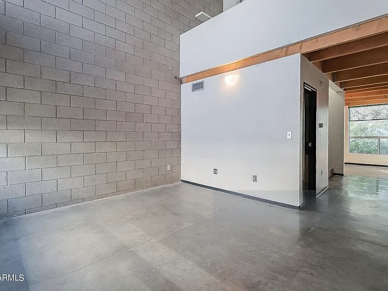 537 E Willetta St #6 — Photo 1