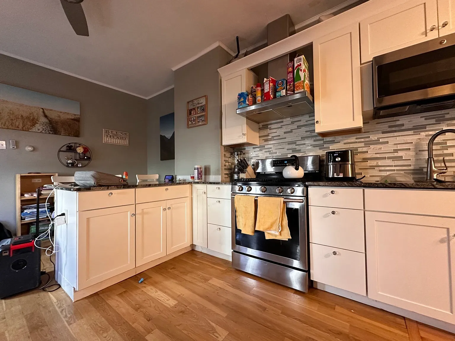 3 bed, 2413 sqft, $3,200 — Photo 2