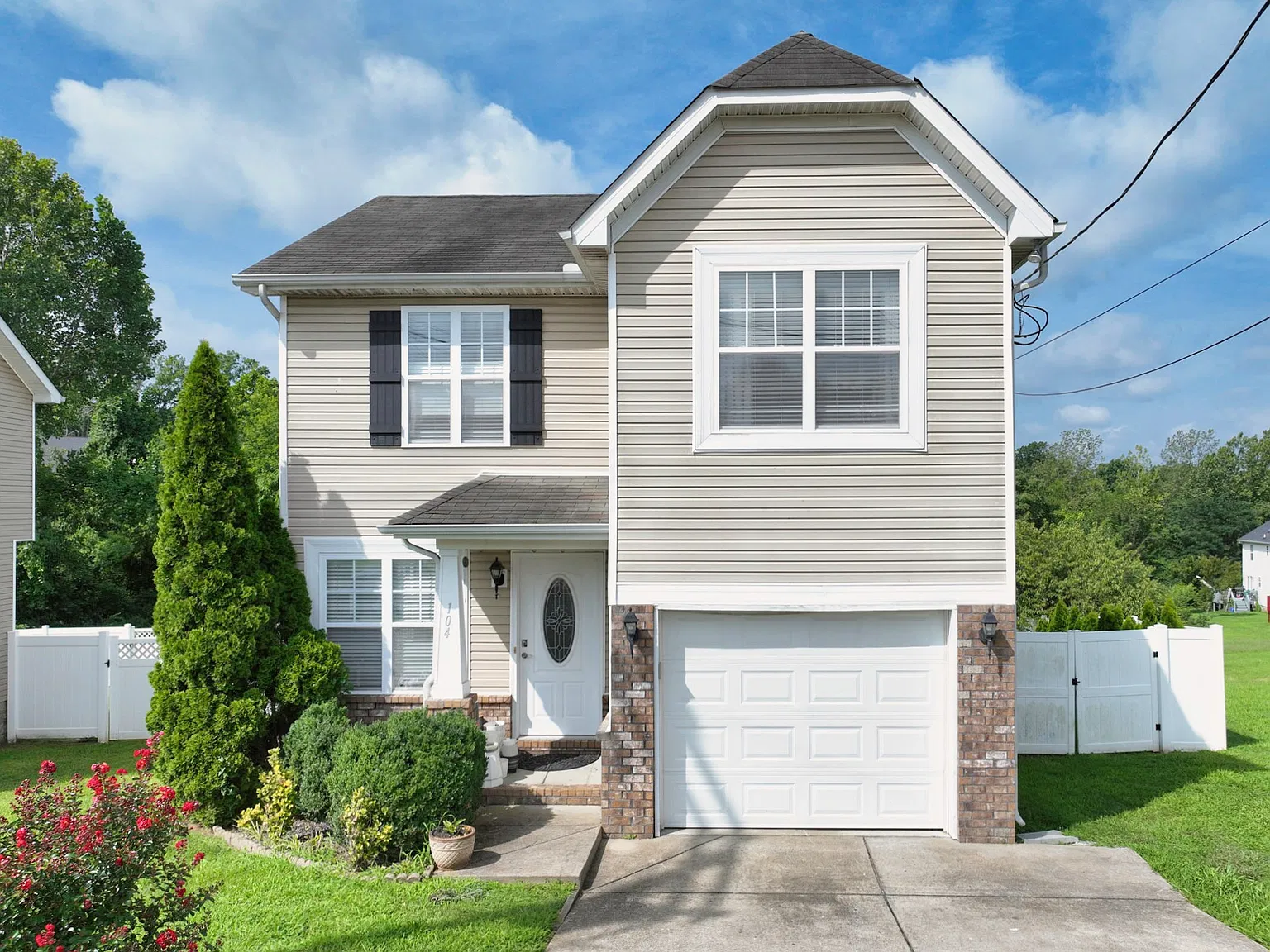 3 bed, 2.5 bath, 1292 sqft, $2,200 — Photo 2
