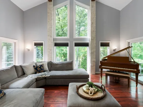 550 Wolf Swamp Rd, Longmeadow, MA 01106