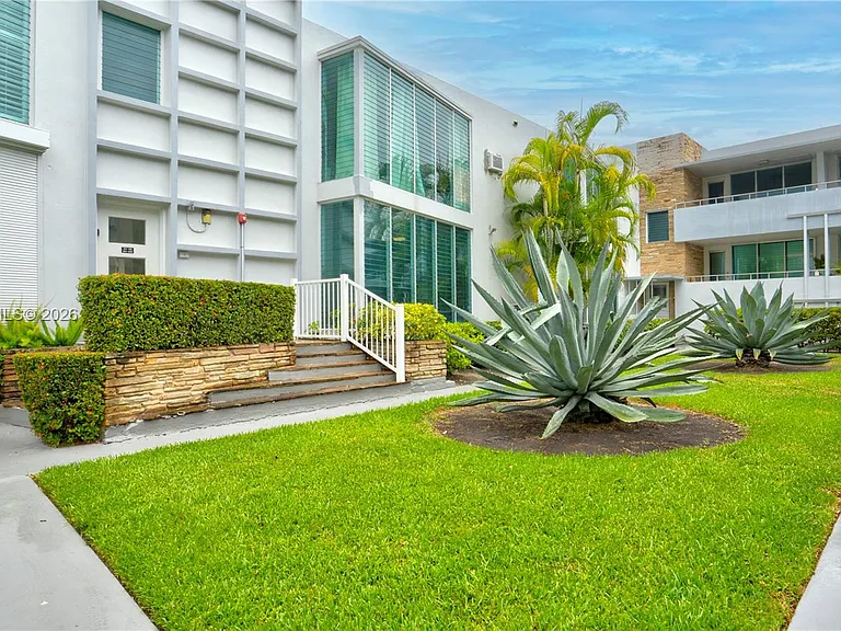 10178 Collins Ave #107 — Photo 4